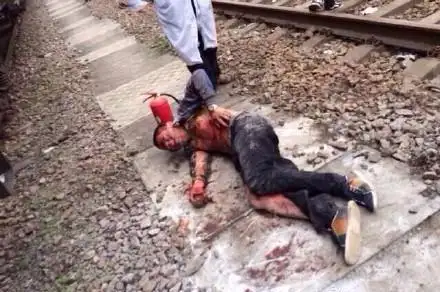 男子爬火车触电身亡,女友:当时正给客户拍照,为找角度才爬火车