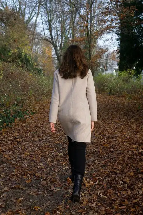 女人在树林里行走的背影图片下载