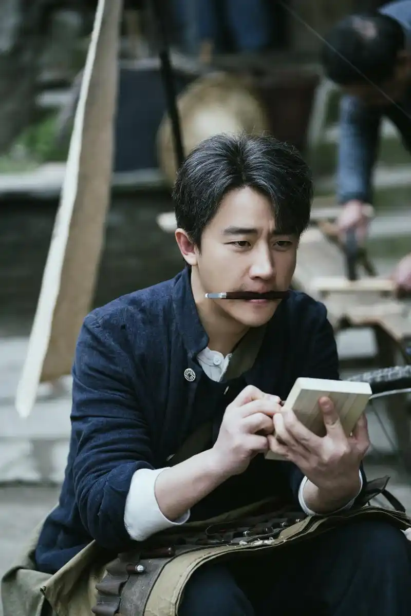 黄轩瞄准开播 看完前两集,室室替木雕师曾思过@黄轩 问一句各位:"刻