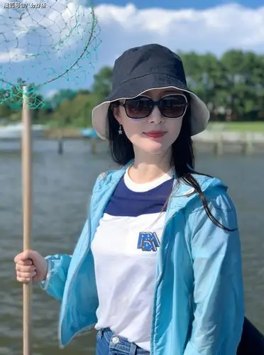 舒畅出游穿搭真朴素白t配牛仔裤简约温柔戴渔夫帽防晒又俏皮