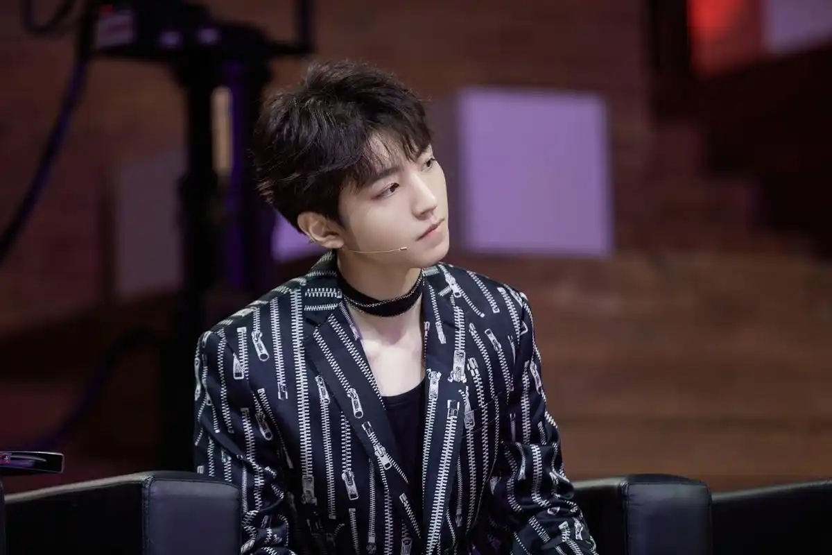 消息王俊凯我们的乐队剧照公开西装造型衬托英气少年感