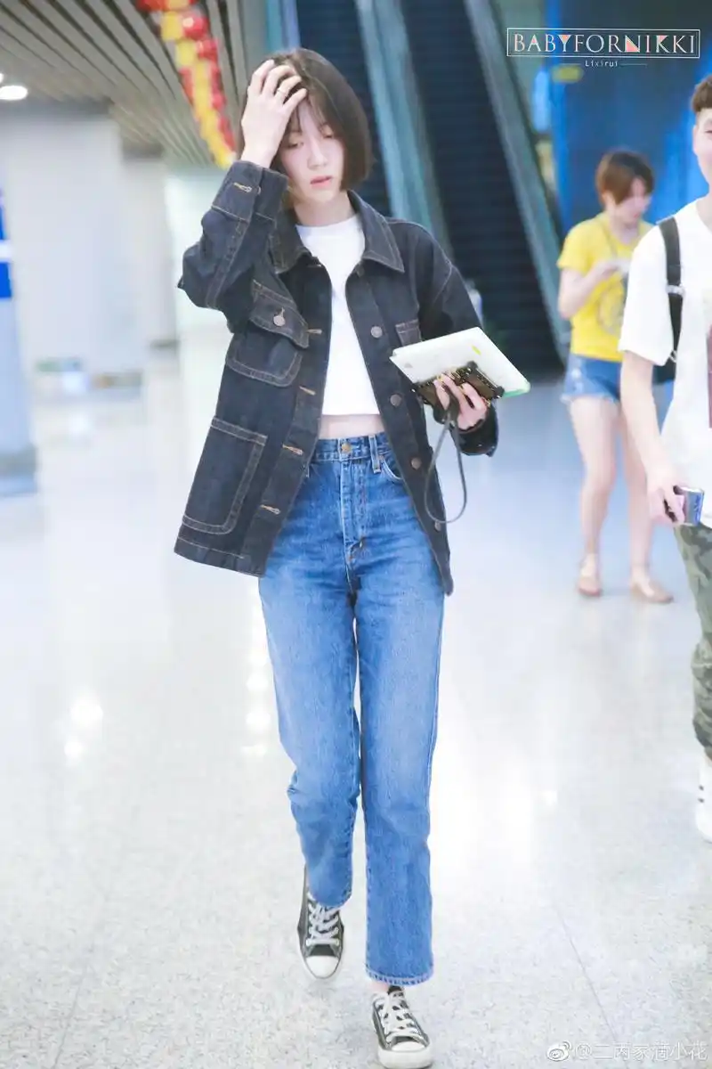 昨天李溪芮现身机场,身穿露脐装全身牛仔装扮装扮尽显青春活力(图片