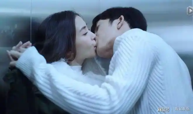 杨颖这场吻戏,比赵又廷杨幂的"咬唇吻"还精彩,事后忙解释