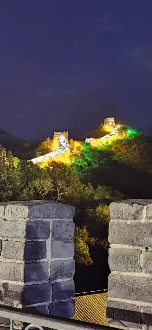 夜幕下的八达岭长城:神秘之旅等你来探!