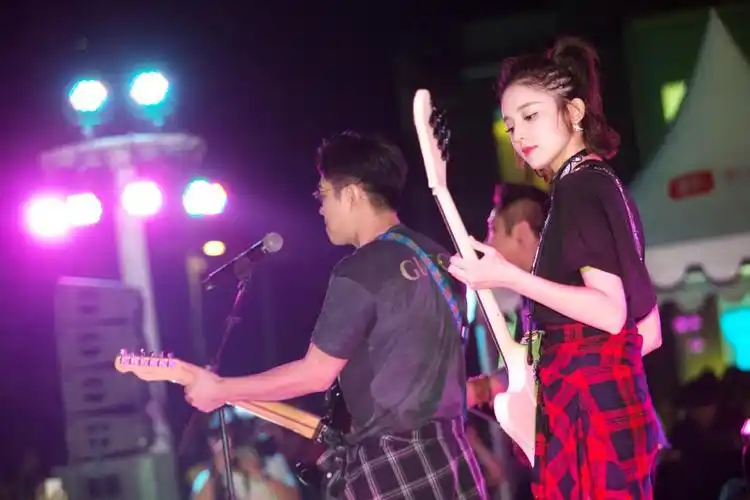 古力娜扎在喜剧电影《缝纫机乐队》中饰演贝斯手丁建国,在电影开拍前