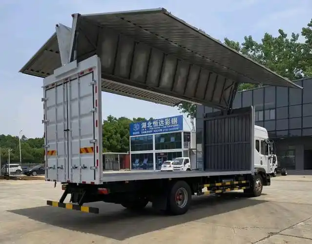 飞翼车就是那种侧面有翅膀一样的门的货车,可以让货箱的侧面完全打开