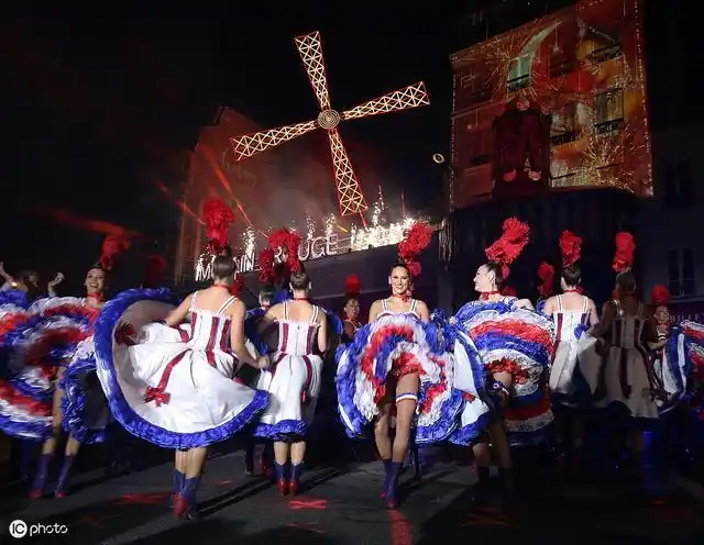 法国巴黎红磨坊130周年庆典 一场完美的声光秀