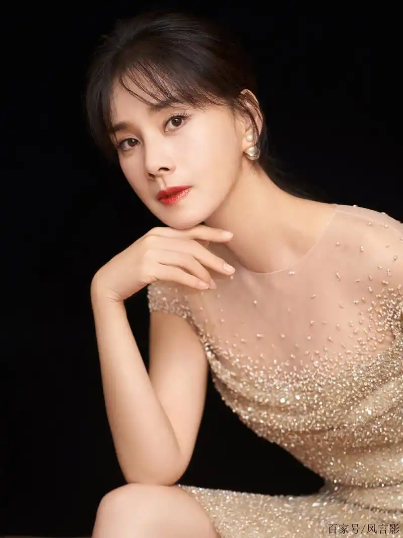 何琳罕见晒照,42岁高龄不显老,不老女神完胜当代小花旦