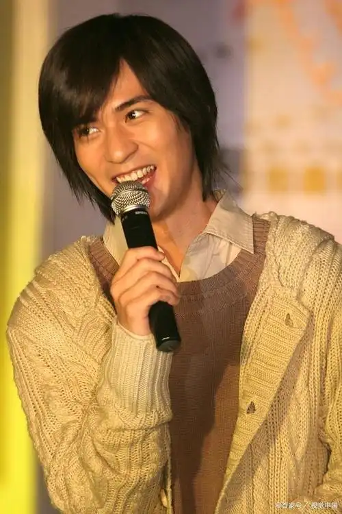 当年,周渝民与周杰伦在化妆间发生了争执,导致f4成员直接围住了周杰伦