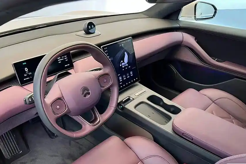 标配织物顶棚,仿皮座椅,后排扶手略显廉价,蔚来et5内饰实拍