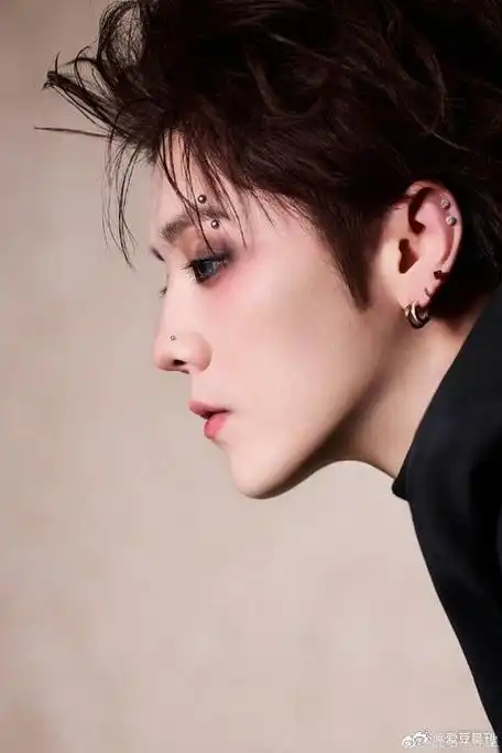 鹿晗小恶魔侧拍##鹿晗小恶魔十八宫格