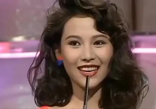 蔡少芬是有名的香港女演员,她是《大话西游》中的小甜甜,是《九品