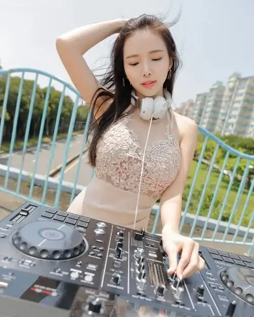 新加坡dj女神拥有夸张的s型身材曲线旗袍造型很惊艳
