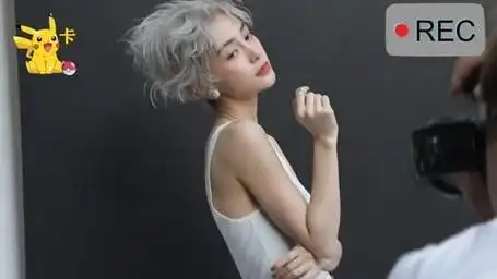 拽姐!angelababy丝毫不受抽烟风波影响,一头银色短发化身撕漫女