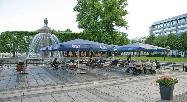 火车总站,露天酒吧.