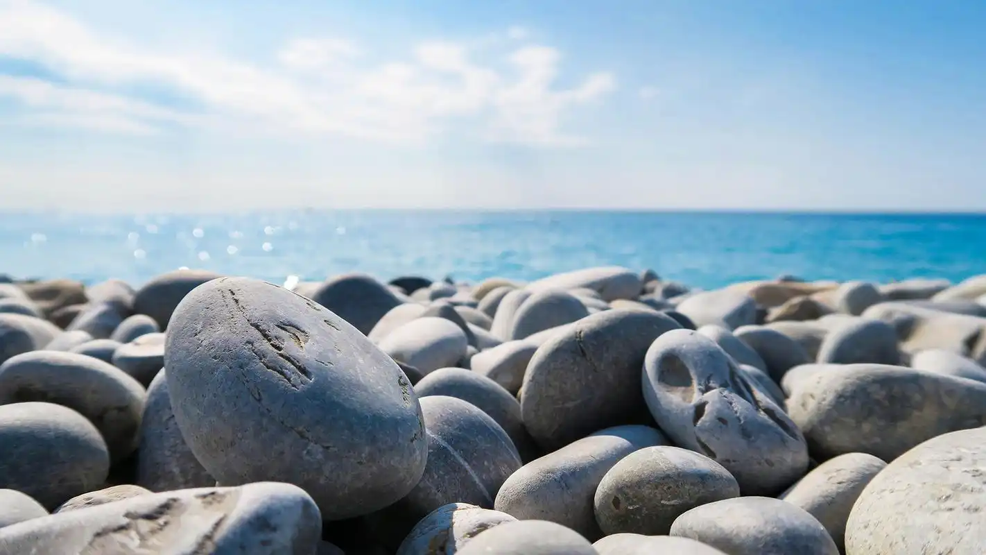 小溪边的鹅卵石摄影高清宽屏桌面壁纸