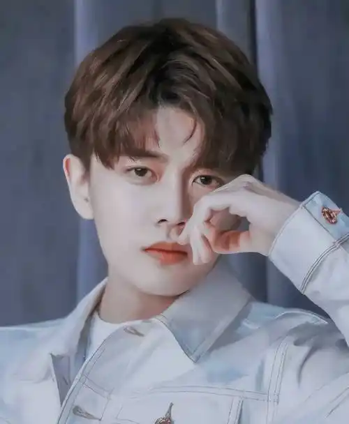 任嘉伦:从运动员到明星,爆红时公布恋情,如今一家三口幸福美满_聂欢