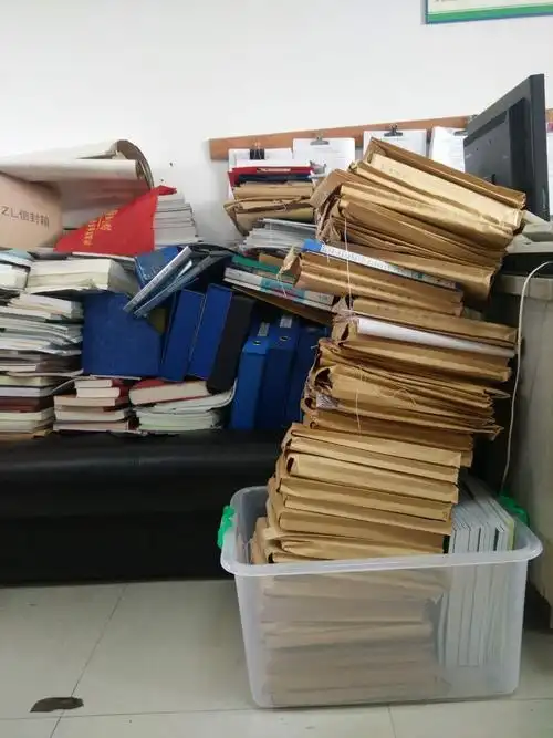 堆积如山的文件,是科室的历史沉淀