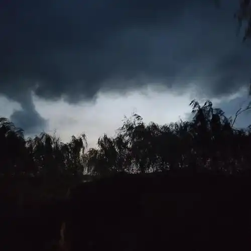 阴天傍晚的回家路