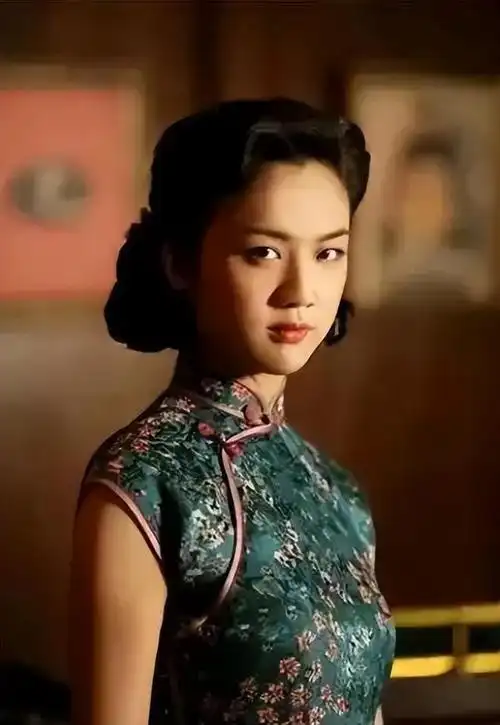 重温《花样年华》张曼玉的旗袍穿搭,才发现:旗袍果然最有女人味