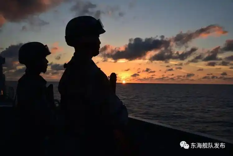 家在远方 把思念深深的埋藏手握钢枪 让梦想自由的飞翔蓝色海洋 那是