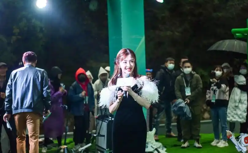 张含韵穿黑色深v裙大秀好身材笑容甜美少女感十足