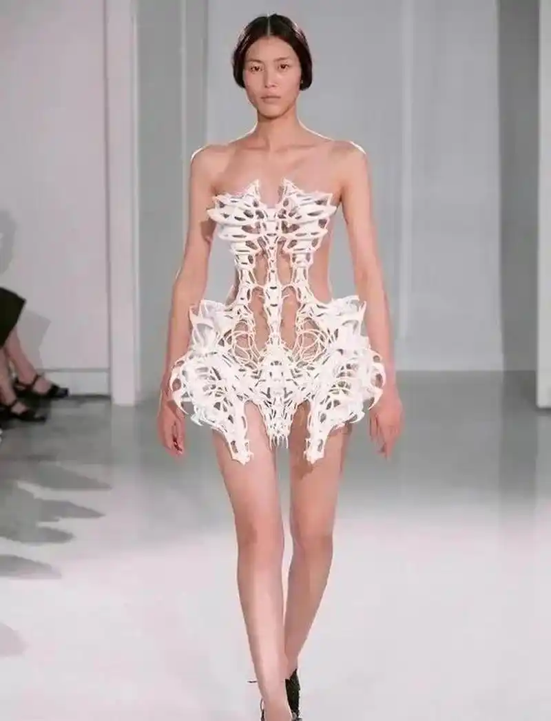 gif创作人# 刘雯最大胆的一次尝试,直接穿"骷髅"装走t台,全身竟无一