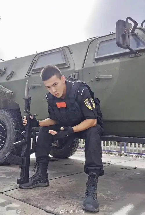 男生的侧颜可以有多帅?我是警察,请你喜欢我.