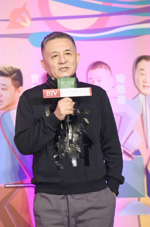 热爱剧组进社区与观众互动啜妮淮文现场大跳广场舞