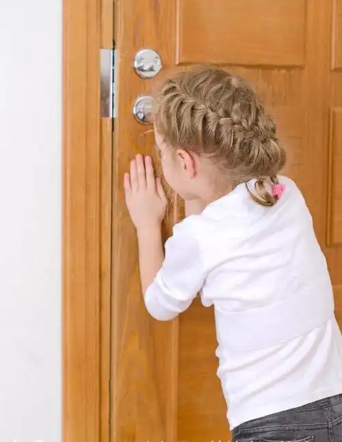 女孩独自在家,听到敲门声贸然开门,结果碰到了怪阿姨…………惊!