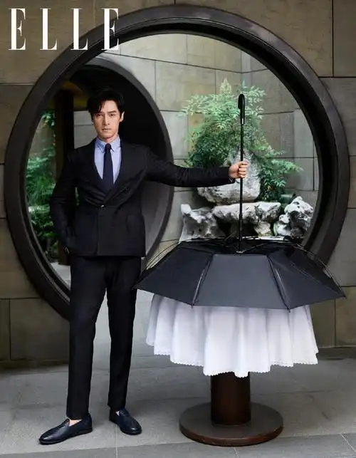 胡歌西装笔挺骚气翘腿吃包子 用暖壶插花诠释老上海幽默