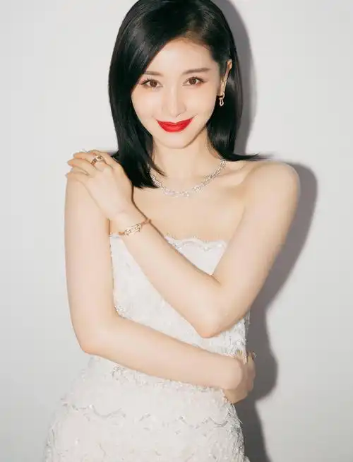 王子文儿子7岁了!她个子小身材纤瘦不像妈,却轻松穿出沙漏身材