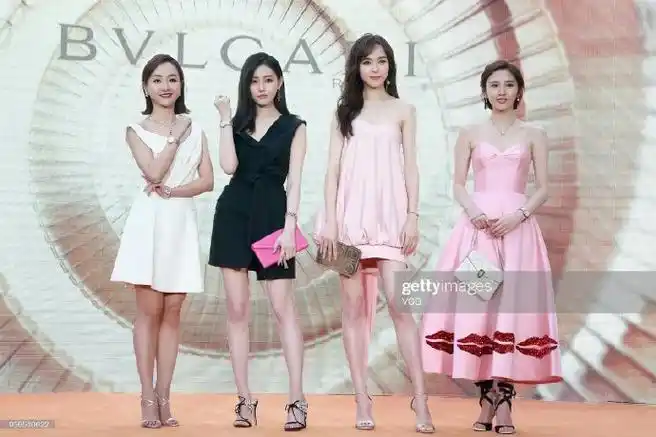 长腿马上杀来#ty#172的身高肤白貌美大长腿 合照就从来没输过唐嫣超话