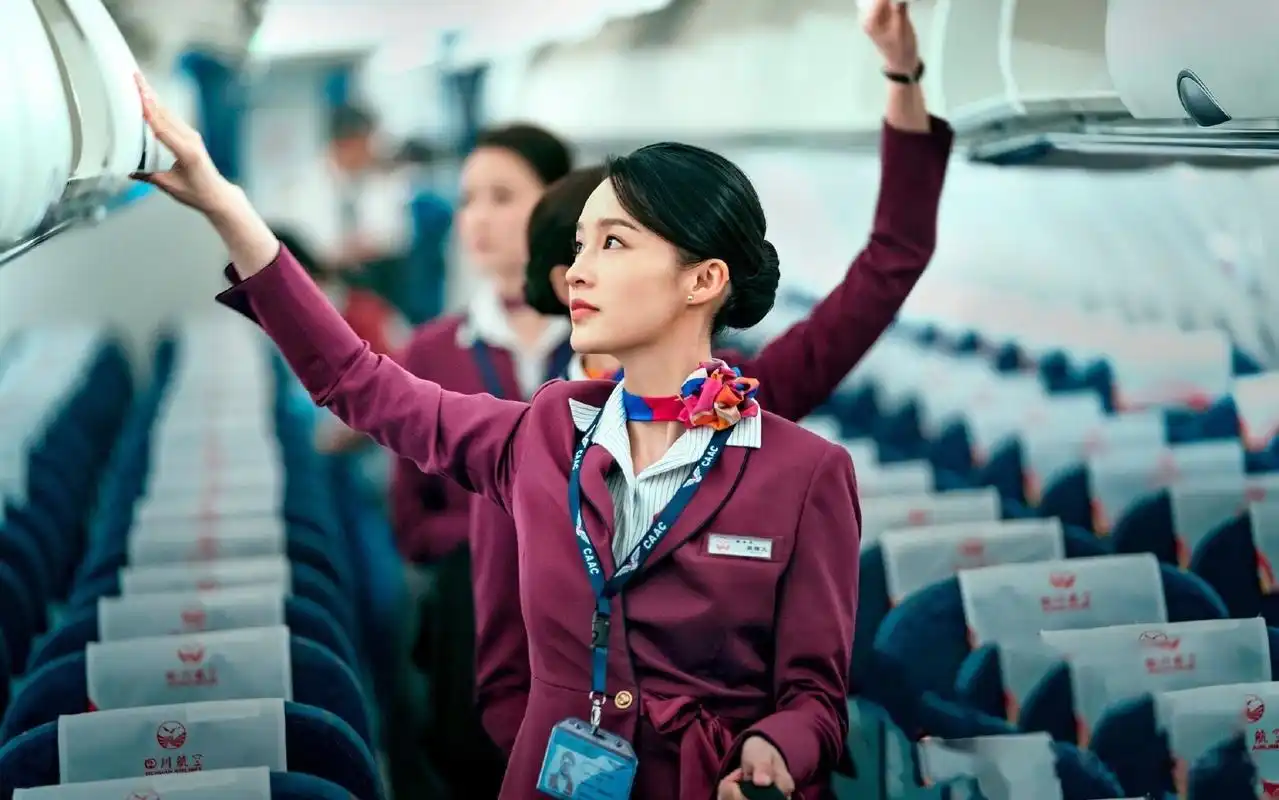 李沁一穿上空姐服真的太标志了,大家一起期待9月30日《中国机长》吧