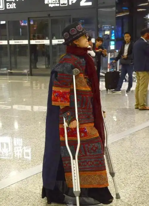 杨丽萍排练时腿部骨折,拄着双拐仍能走出女王风范|杨丽萍|骨折|风范_