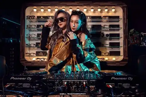 美女厨房洛儿做dj打碟先系搵真银拍节目学野经验