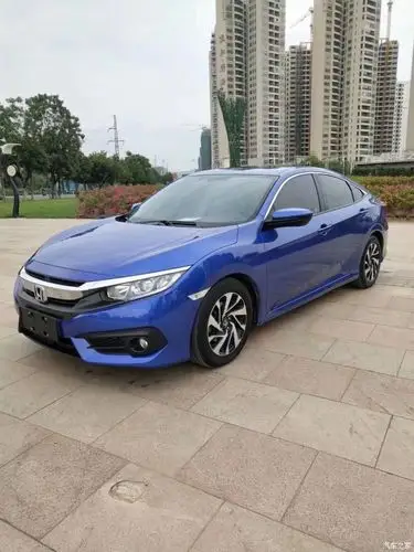 十代思域是历代以来最具有运动感的,蓝色车身非常不赖呀.