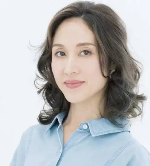 原创三四十岁的女人头发不要留太长今夏流行这4款卷发很气质