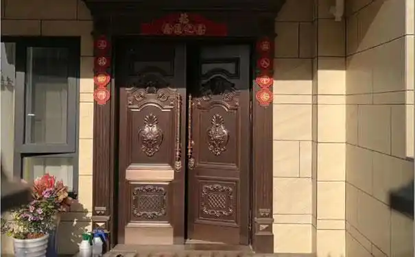 大门吃小门的破解方法(小门对大门风水化解大全)