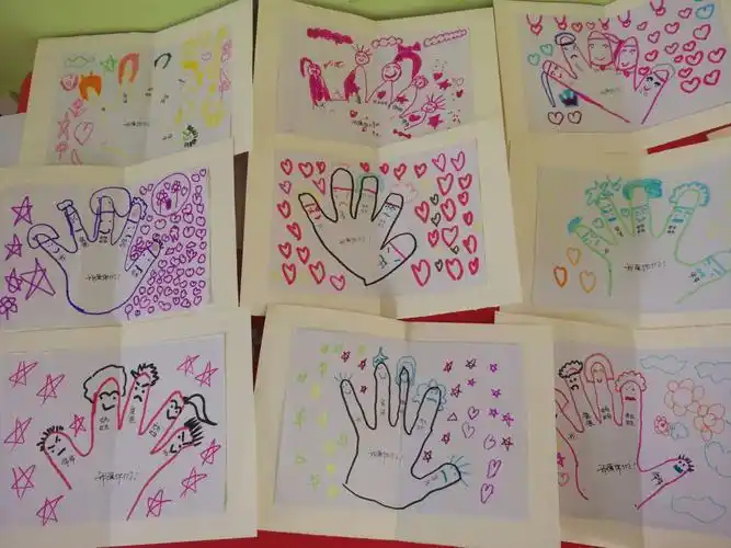 "我的五个手指头,就像我的家人一样,永远不会分开,我爱我的家人～"