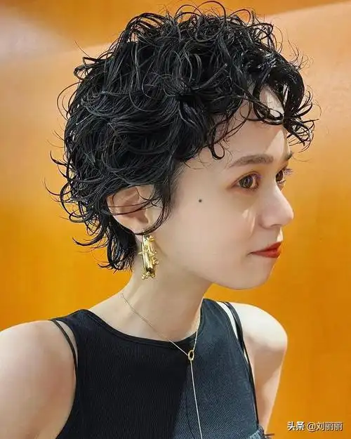 1,蓬松短发纹理烫,这款纹理烫以蓬松感为打造重点,立体感很强烈.