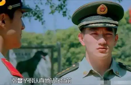 不过伴郎清一色的型男帅哥,应该都是新郎何捷的战友,肌肉颜值都在线