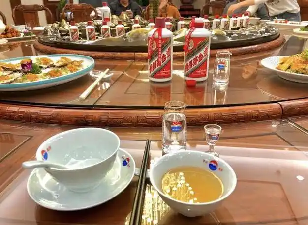 于是,我趁上厕所的功夫偷偷瞄了一眼他的包厢,发现他们喝的都是茅台.