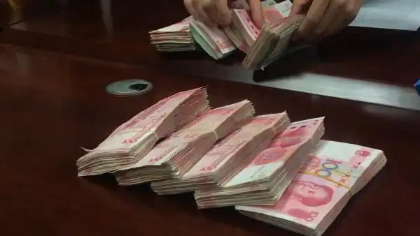 男子十万块钱落出租车,不敢回家睡大街