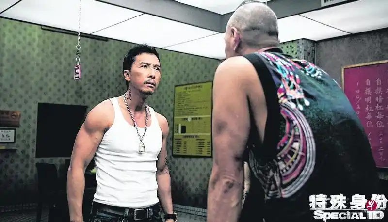 在《特殊身份》,甄子丹(左)饰演潜伏黑道多年的卧底警察.