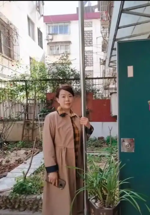 从照片中不难看出,许敏年轻的时候也是个美女,即便人到中年,气质依然