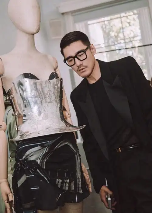 所有年轻力量,创意设计师齐聚一堂,向这个新的时尚时代致敬#胡兵在