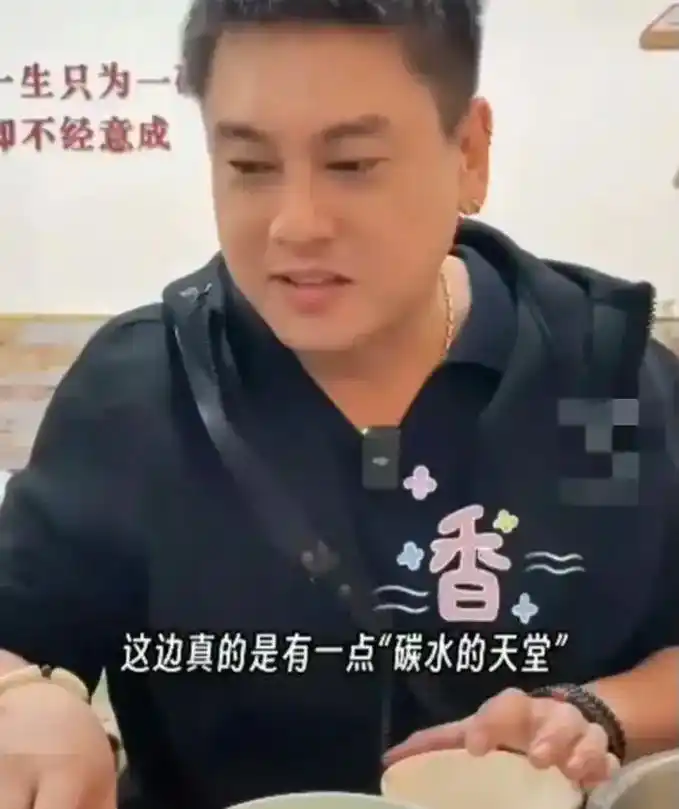 f4成员朱孝天西安吃面,中年发福面部浮肿,当年流星花园里他最 - 抖音