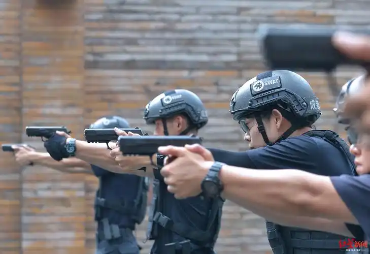 成都特警黑豹突击队队员将参加世警会|射击|黑豹突击队|手枪_新浪新闻
