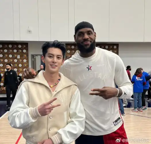 王鹤棣_dylan不仅和偶像詹姆斯见面啦,还要到了合照和签名,开心的